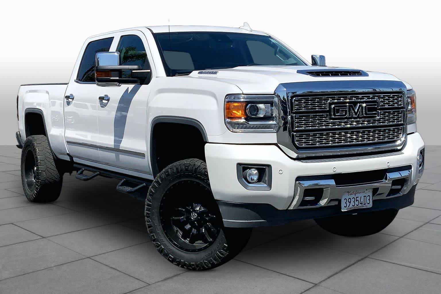 Used 2018 GMC Sierra 2500 Denali w/ Duramax Plus Package AWD/4WD image 2