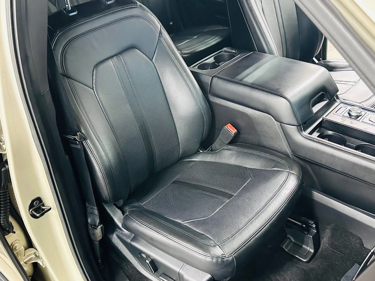 Used 2018 Ford Expedition Limited AWD/4WD image 24
