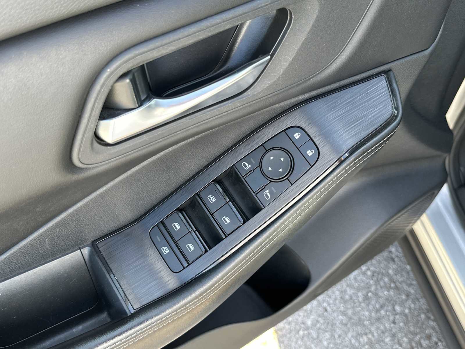 Used 2024 Nissan Rogue SV AWD/4WD image 17