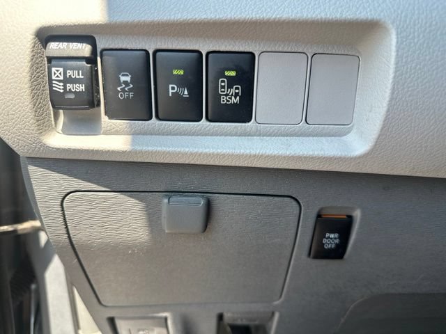 Used 2015 Toyota Sienna XLE w/ XLE Navigation Package FWD image 17