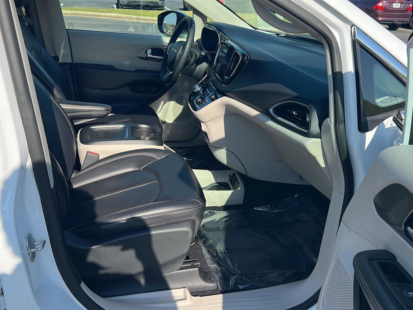 Used 2023 Chrysler Pacifica Touring-L image 13