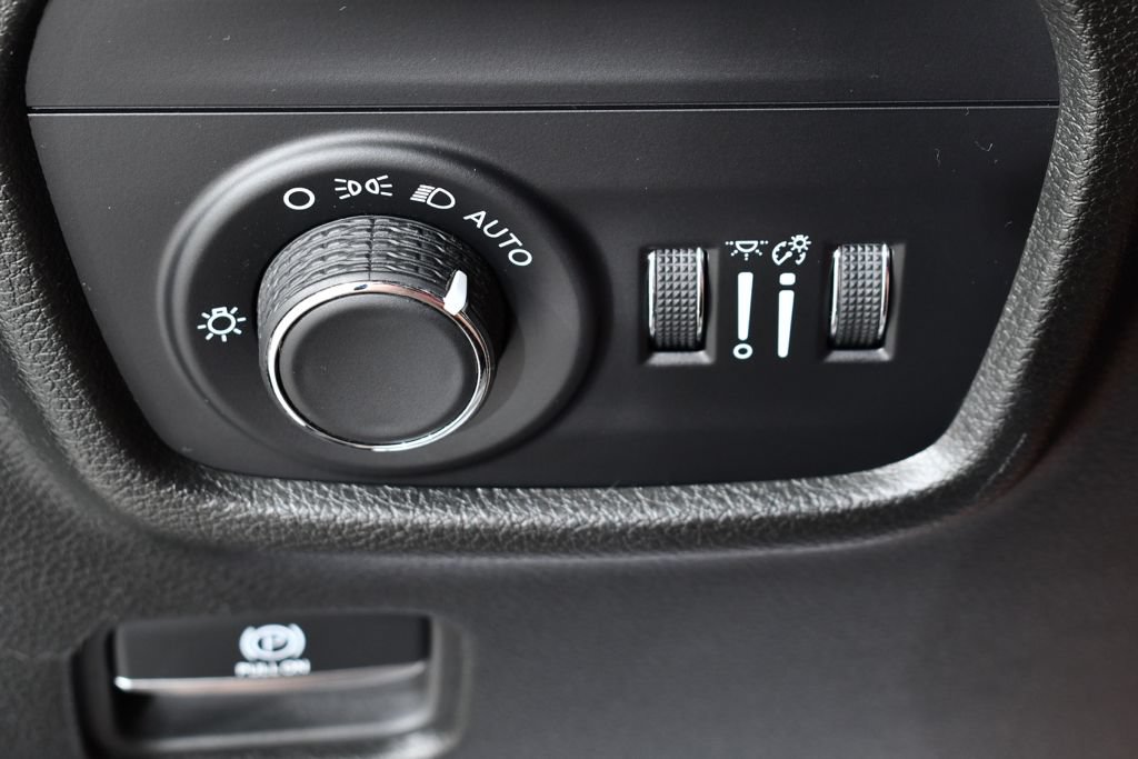 Used 2023 Jeep Grand Cherokee Altitude AWD/4WD image 32