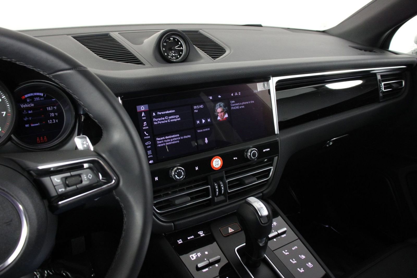 Certified 2025 Porsche Macan image 13