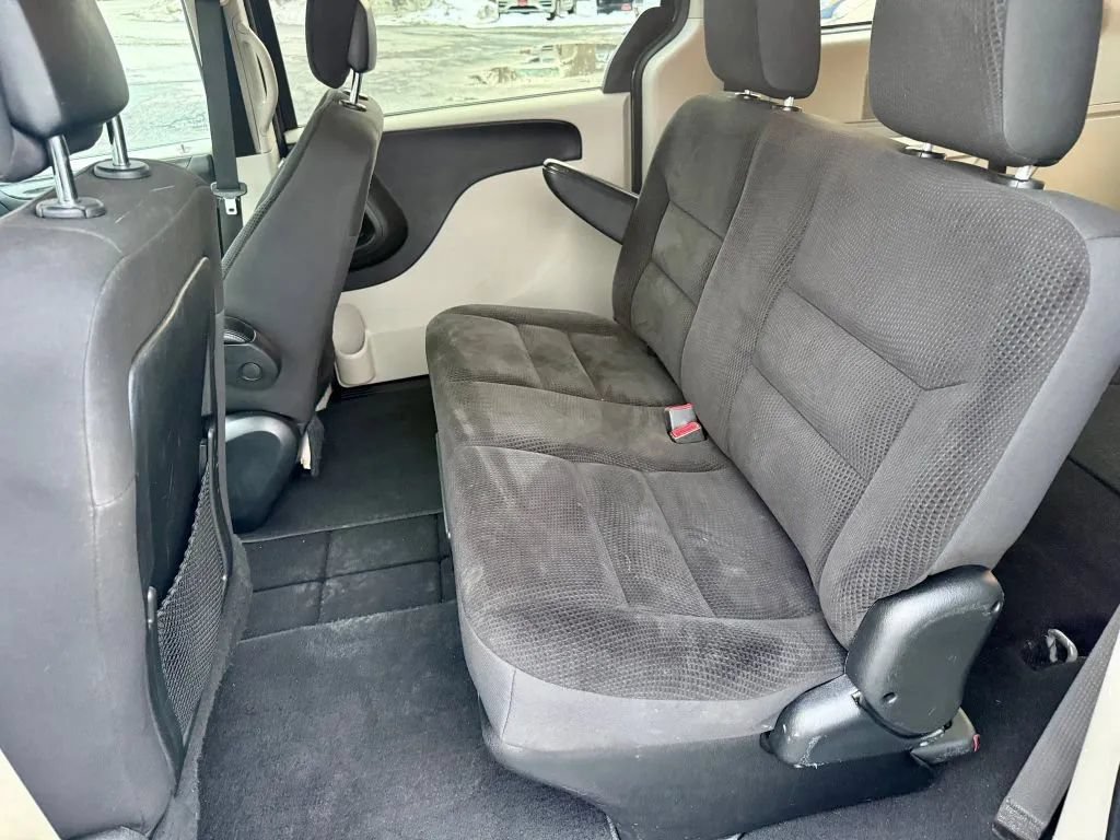 Used 2018 Dodge Grand Caravan SE w/ UConnect Hands-Free Group FWD image 12