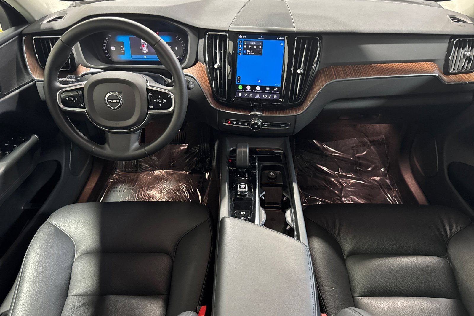 Used 2023 Volvo XC60 B5 Plus w/ Climate Package AWD/4WD image 3