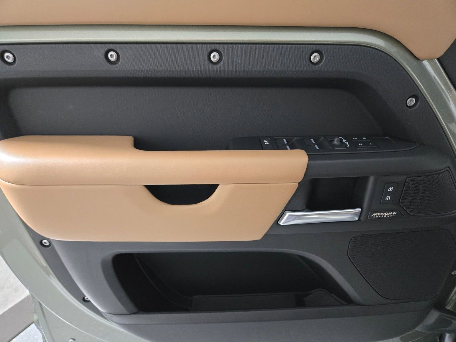 Used 2025 Land Rover Defender 110 X-Dynamic SE image 22