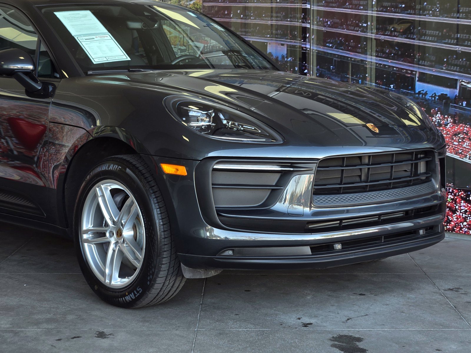 Used 2022 Porsche Macan AWD/4WD image 2