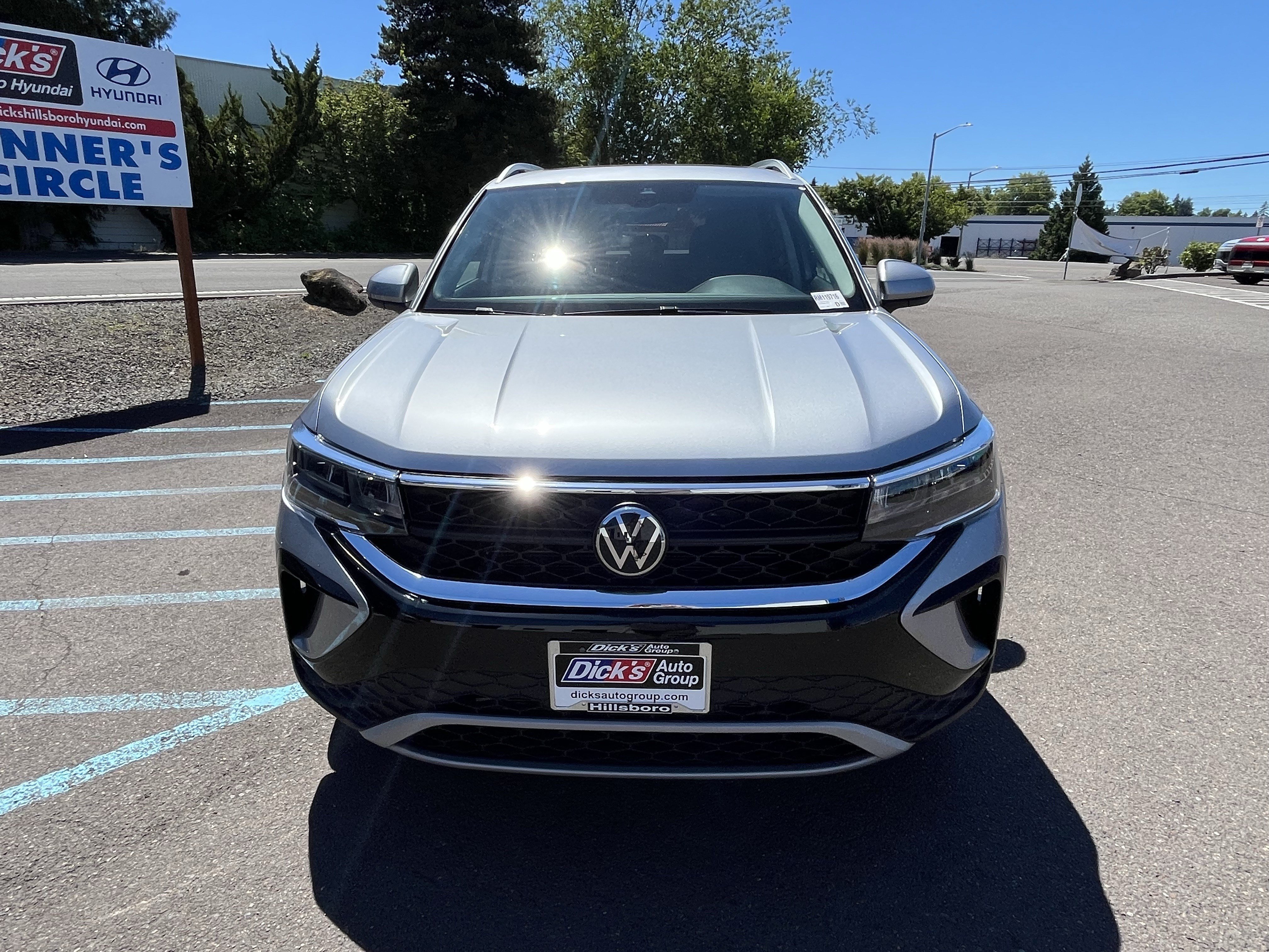 Used 2024 Volkswagen Taos SE w/ Panoramic Sunroof Package AWD/4WD image 8