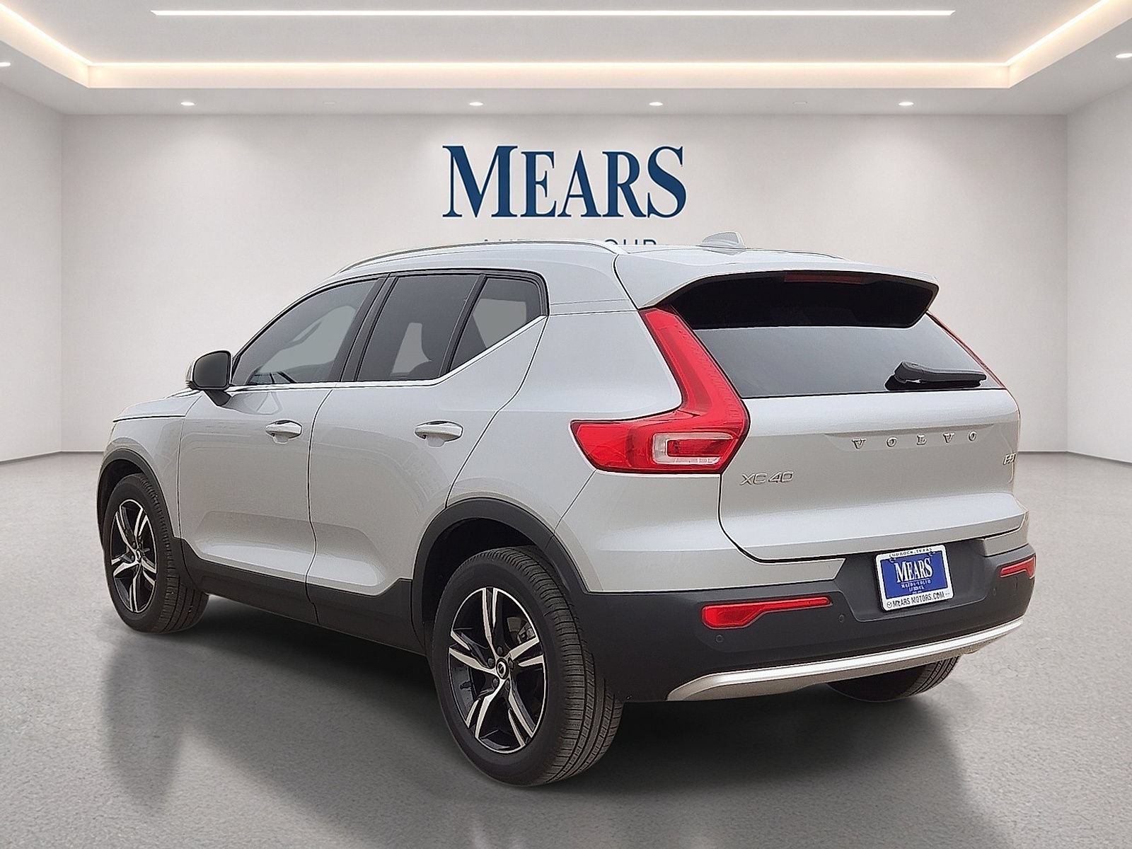 Used 2023 Volvo XC40 B5 Plus AWD/4WD image 4