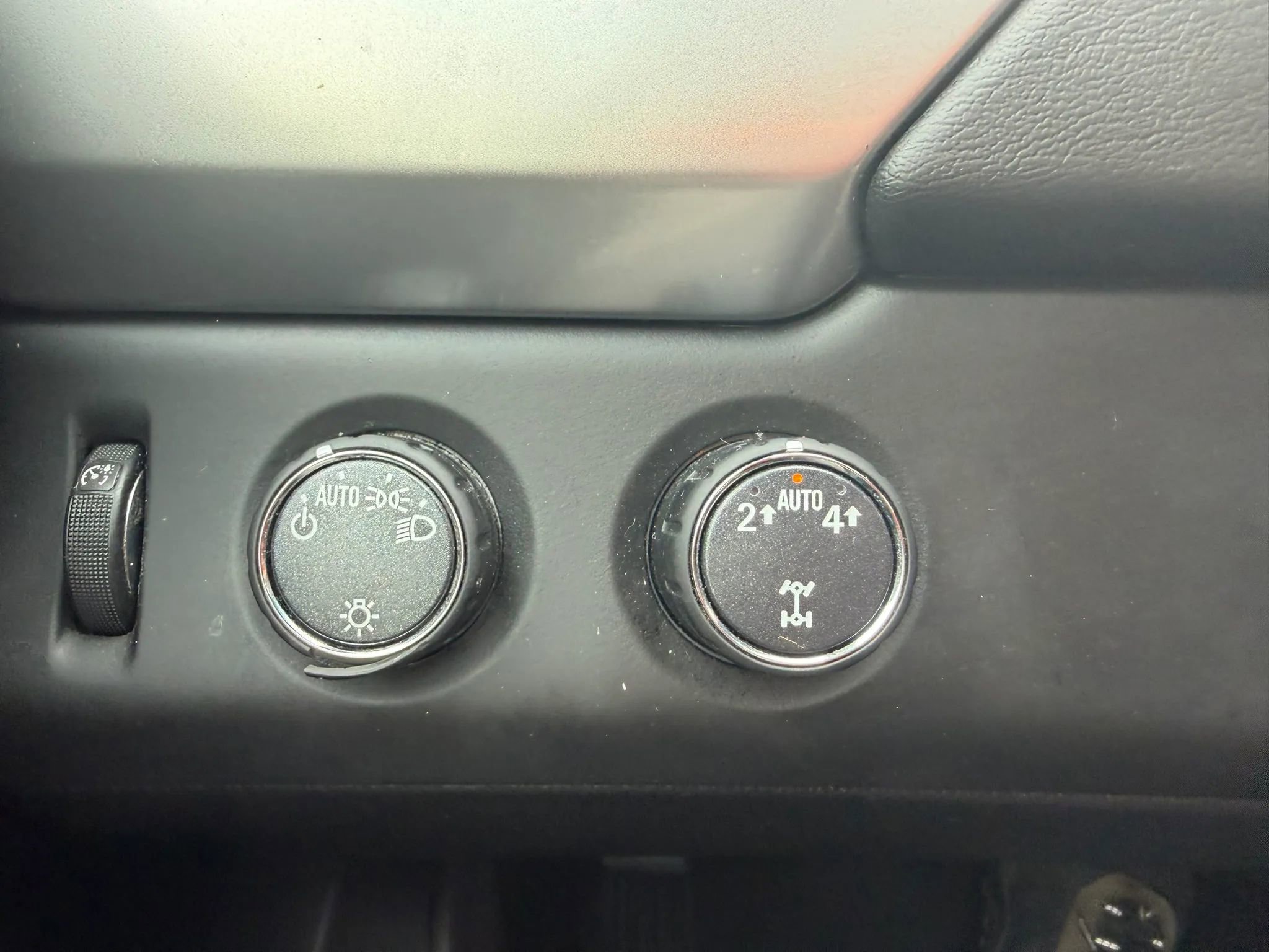 Used 2018 Chevrolet Suburban LT image 25