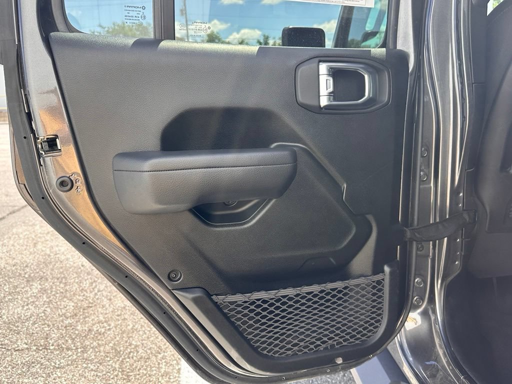 Used 2022 Jeep Gladiator Rubicon w/ LED Lighting Group AWD/4WD image 18