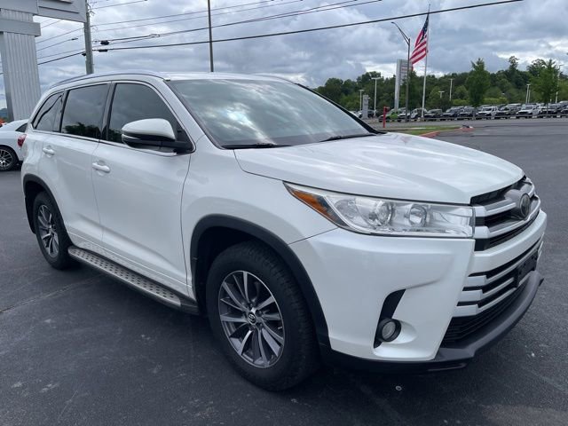 Used 2017 Toyota Highlander XLE FWD image 2