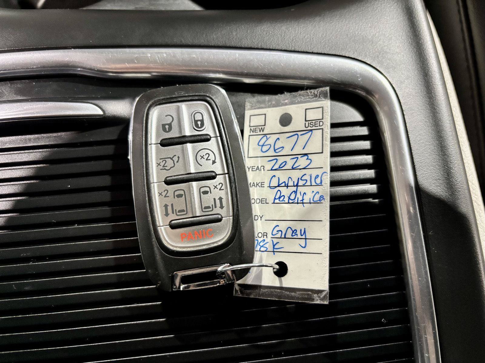 Used 2023 Chrysler Pacifica Touring-L FWD image 19