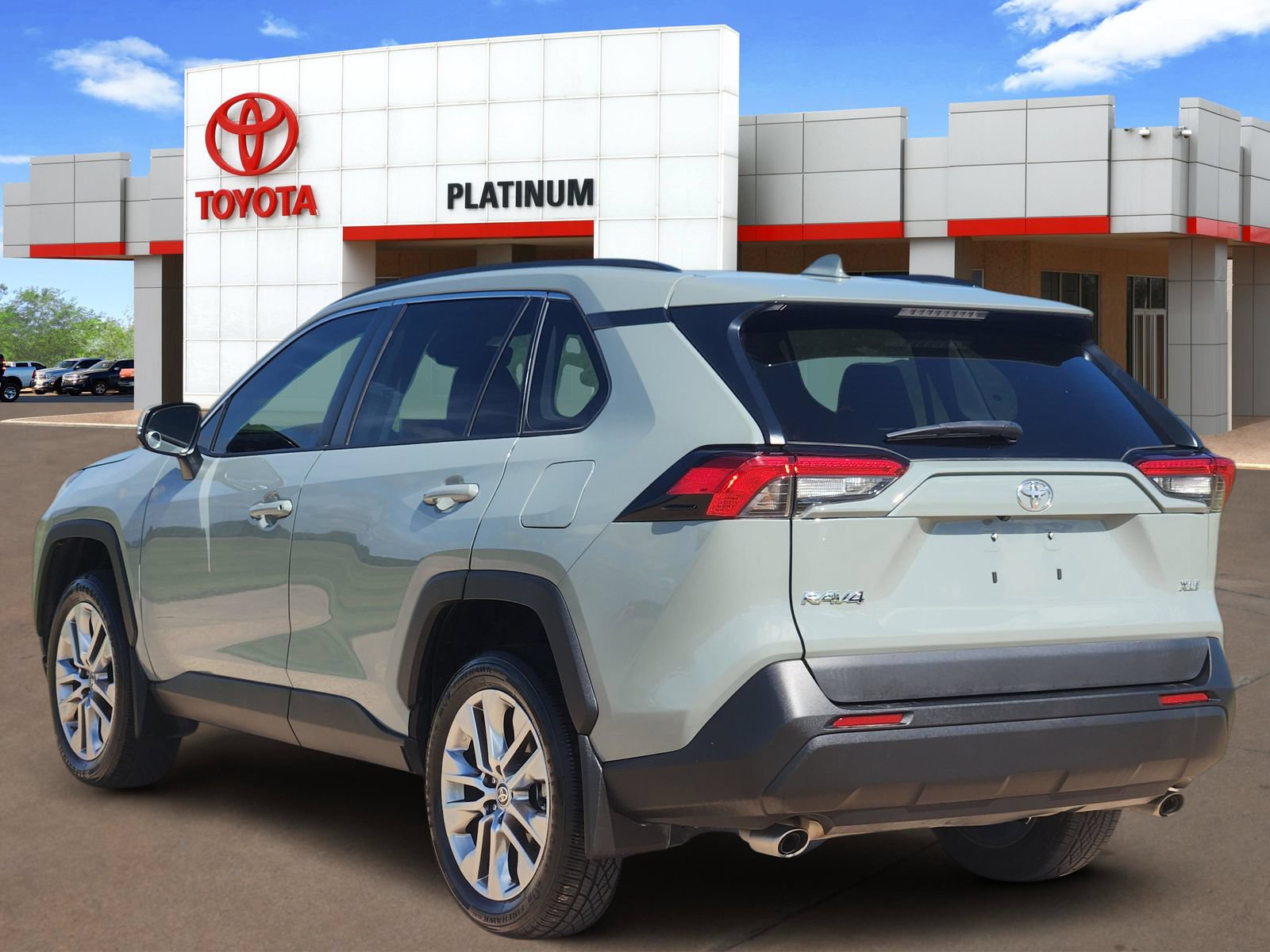Used 2023 Toyota RAV4 XLE Premium FWD image 5