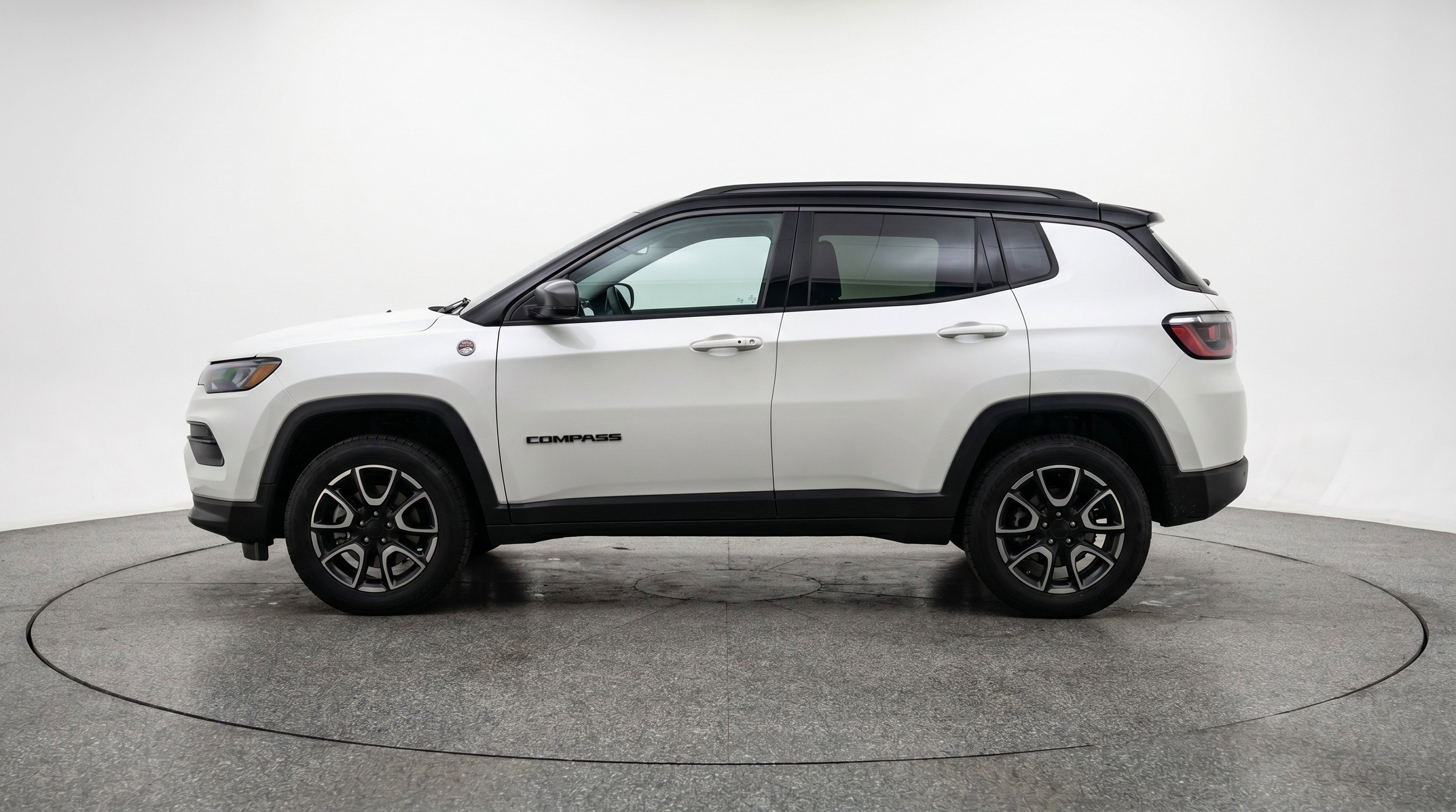 Used 2025 Jeep Compass Trailhawk AWD/4WD image 5