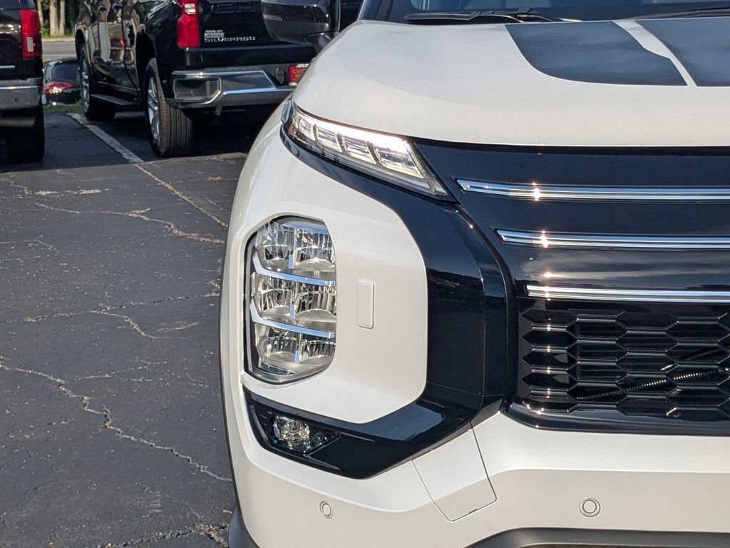 New 2025 Mitsubishi Outlander SE image 10