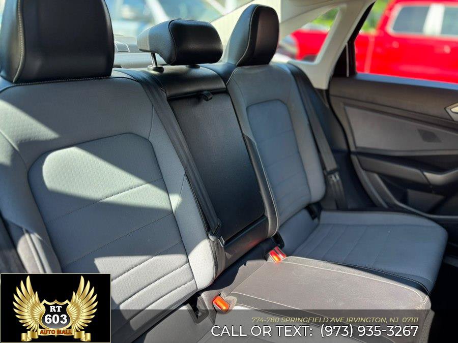 Used 2025 Volkswagen Jetta SE FWD image 9