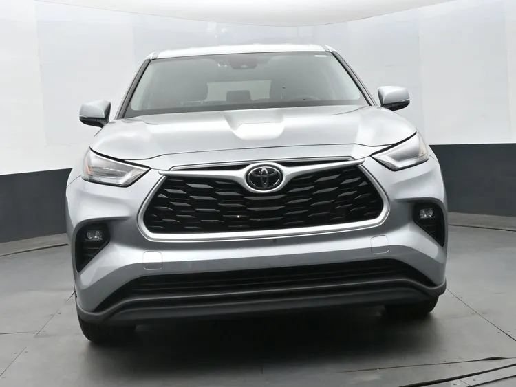 Used 2025 Toyota Highlander LE FWD image 3