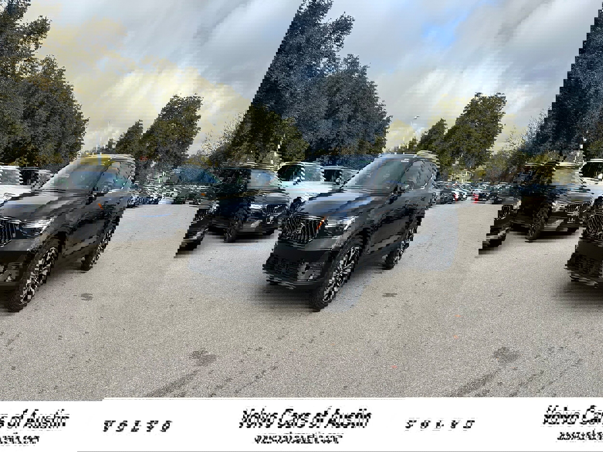 New 2025 Volvo XC40 B5 Plus image 1