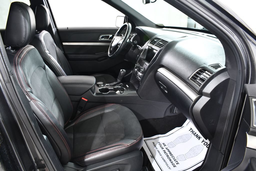 Used 2019 Ford Explorer XLT w/ Equipment Group 202A AWD/4WD image 10