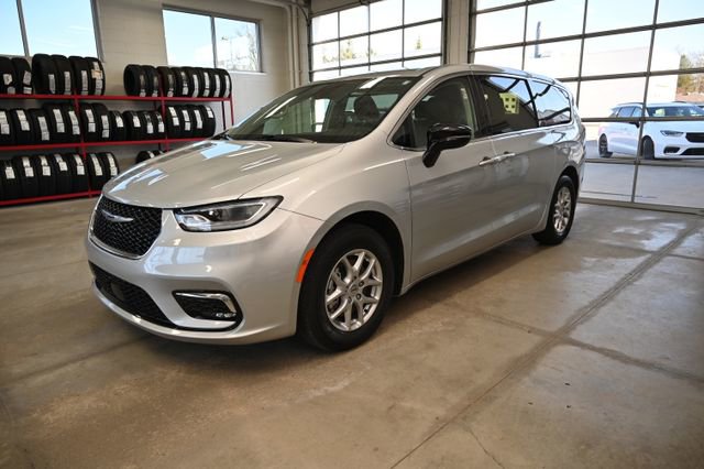 Used 2024 Chrysler Pacifica Touring-L FWD image 8