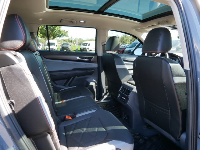 Used 2025 Volkswagen Atlas Peak Edition SE AWD/4WD image 13