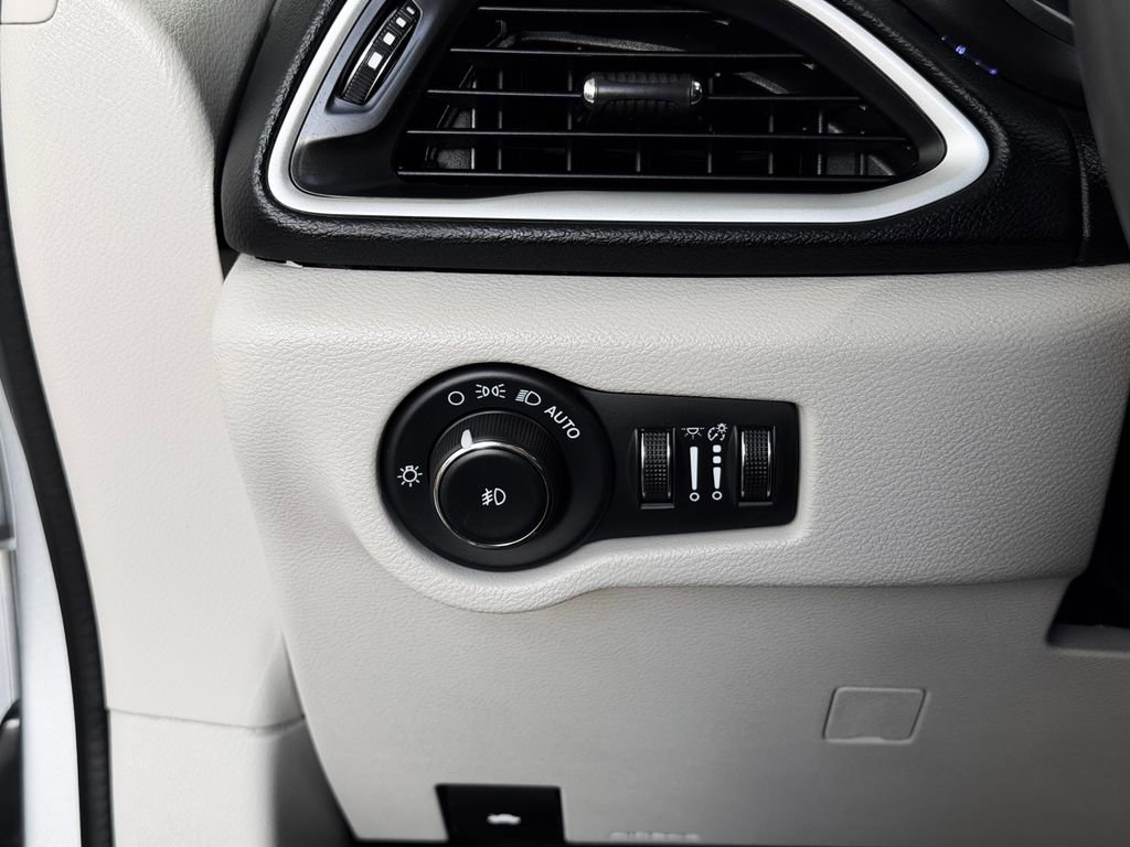 Used 2024 Chrysler Pacifica Touring-L image 21