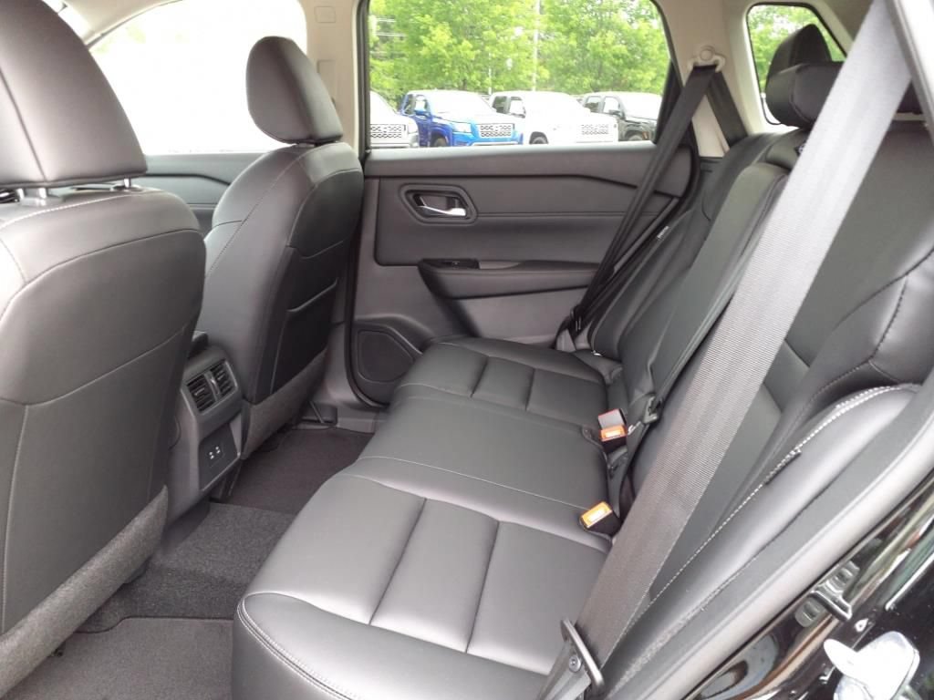 Certified 2025 Nissan Rogue SL FWD image 8