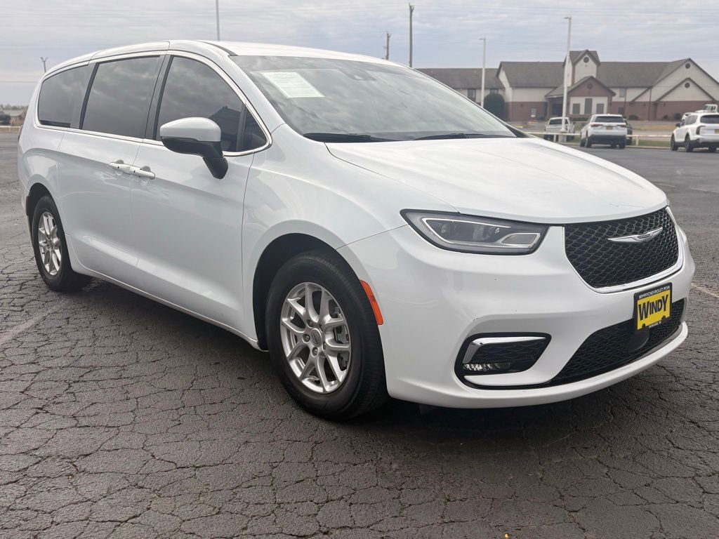 Used 2023 Chrysler Pacifica Touring-L image 3