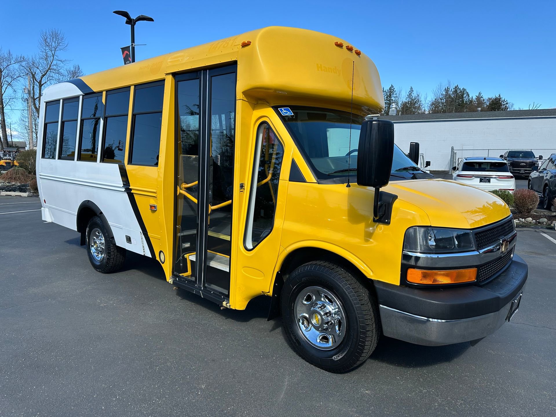 Used 2014 Chevrolet Express 3500 RWD image 2