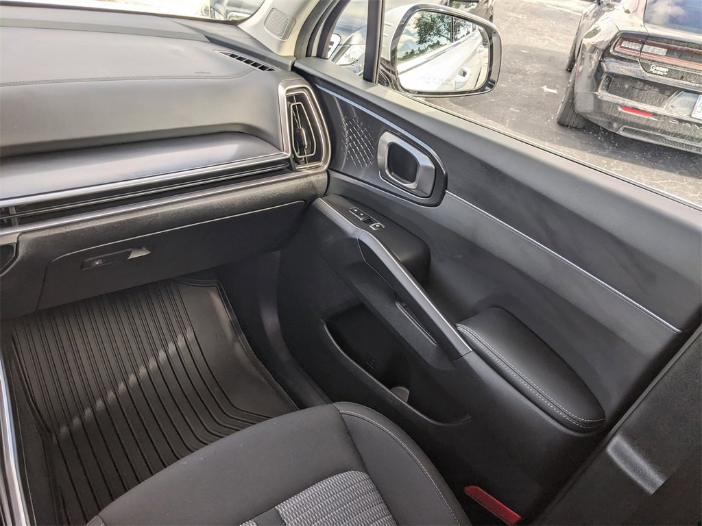 Certified 2025 Kia Sorento LX image 14