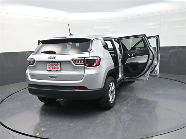 Used 2025 Jeep Compass Sport image 40