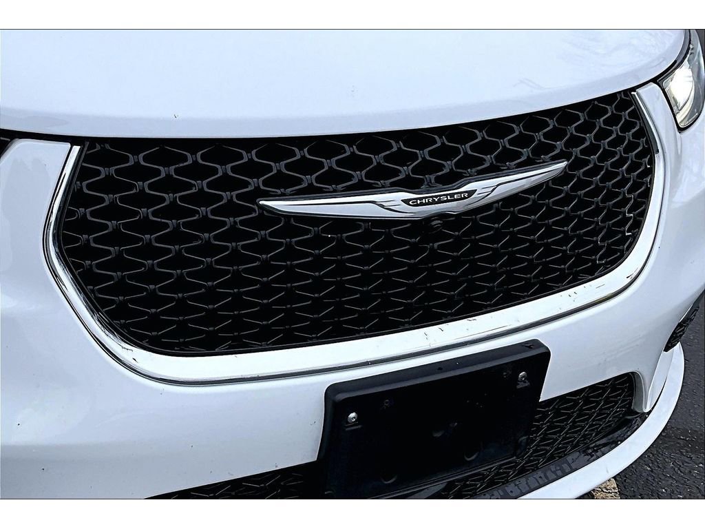 Used 2025 Chrysler Pacifica Select image 33