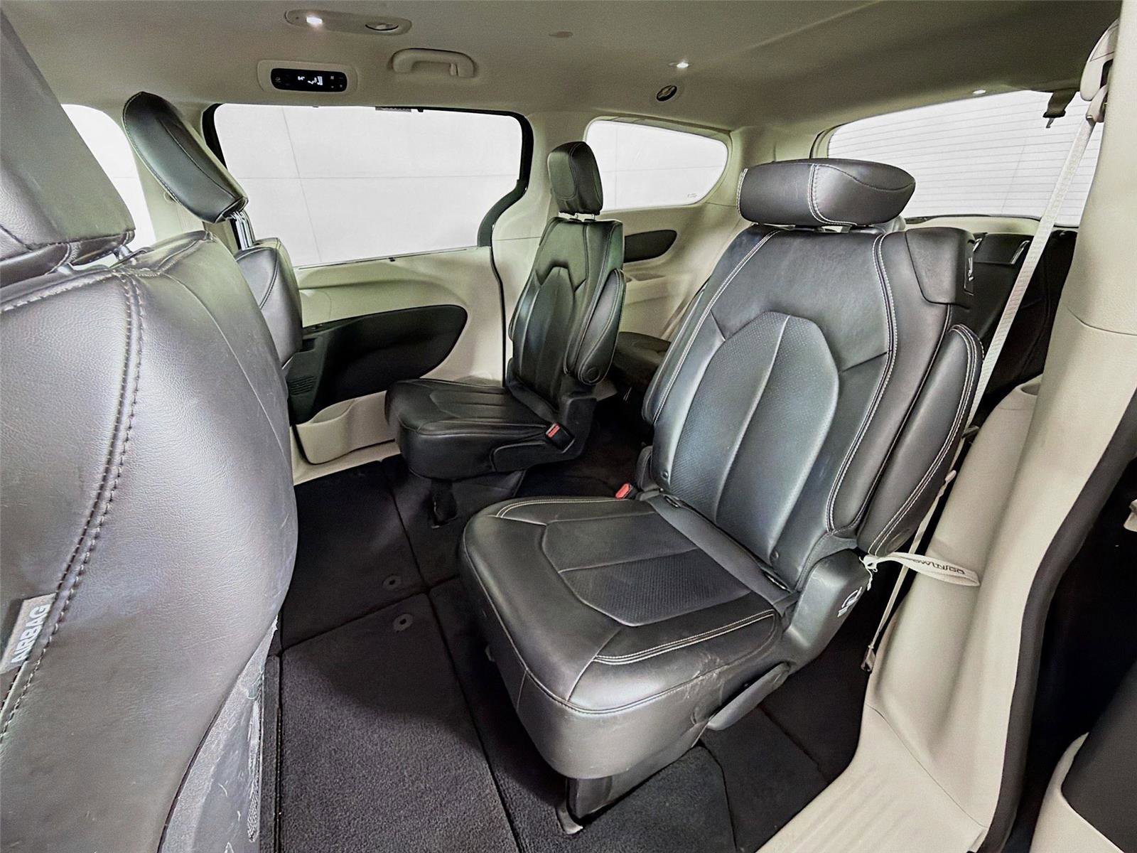 Used 2023 Chrysler Pacifica Touring-L FWD image 21