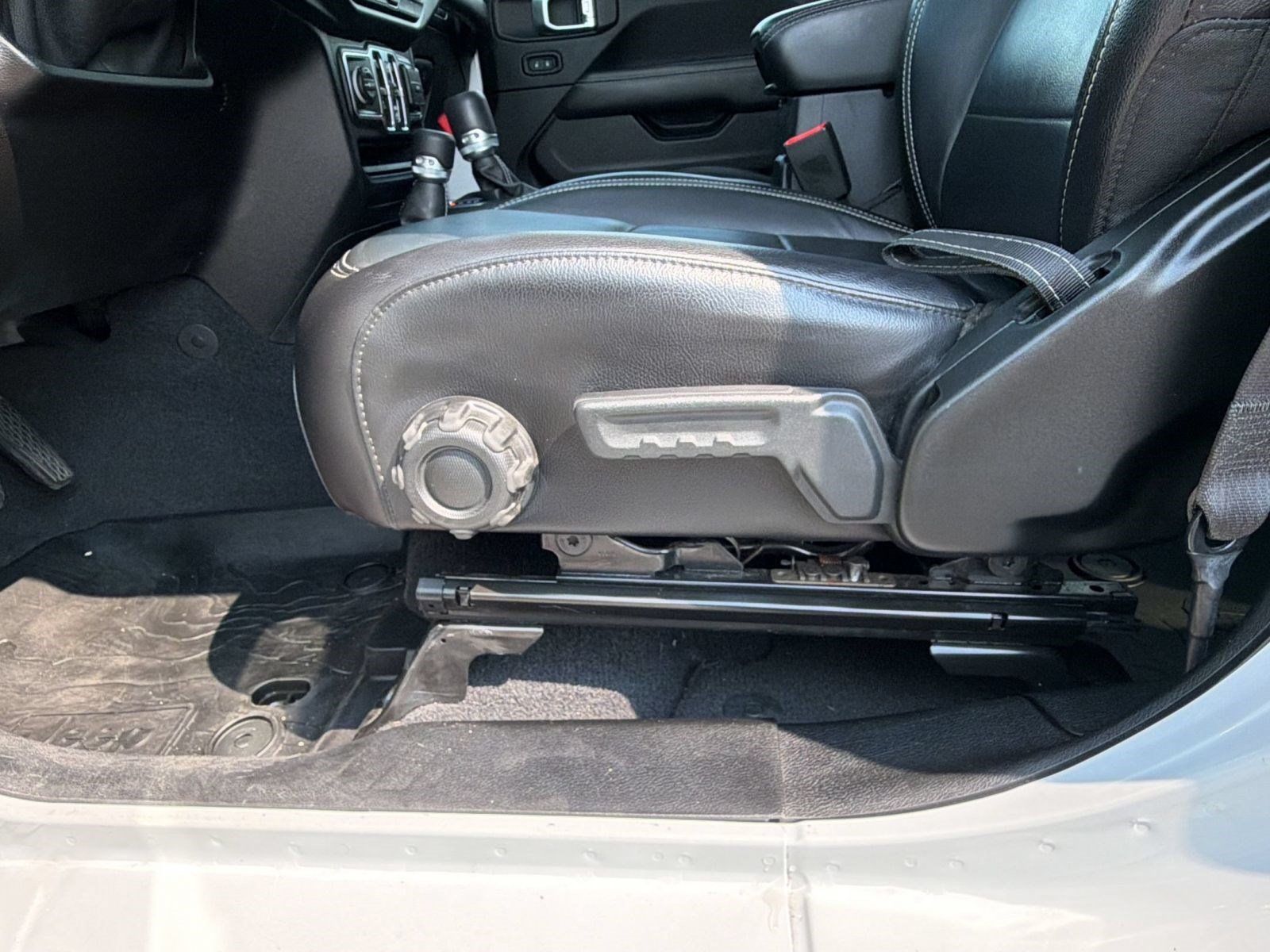 Used 2019 Jeep Wrangler Unlimited Sahara w/ Cold Weather Group AWD/4WD image 15
