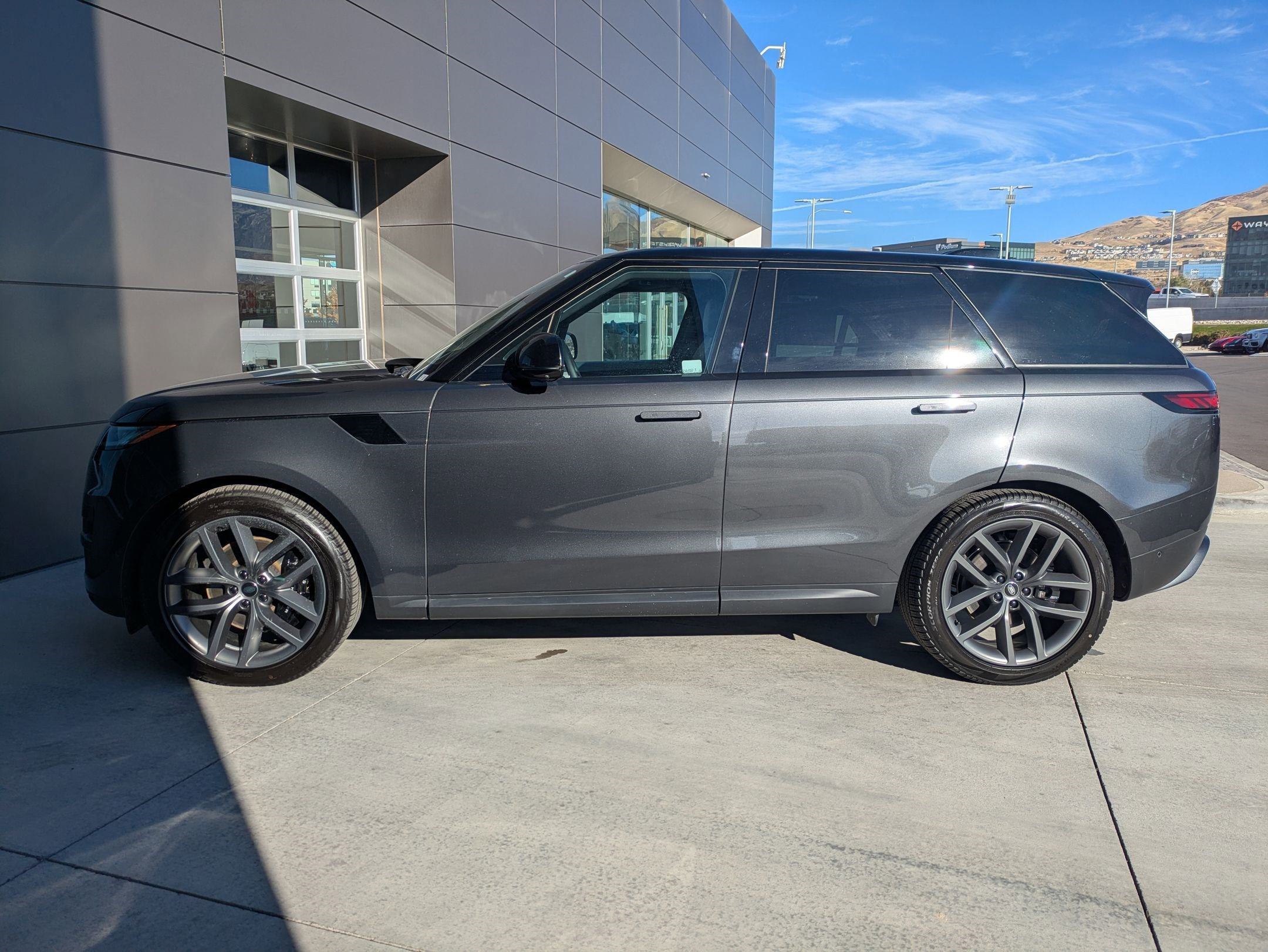 Used 2025 Land Rover Range Rover Sport SE image 11