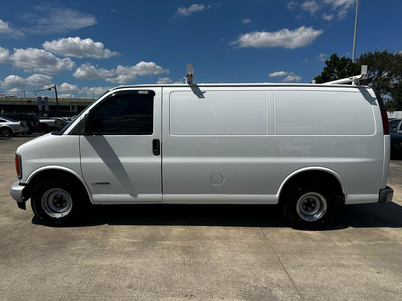 Used 2001 Chevrolet Express 1500 RWD image 2