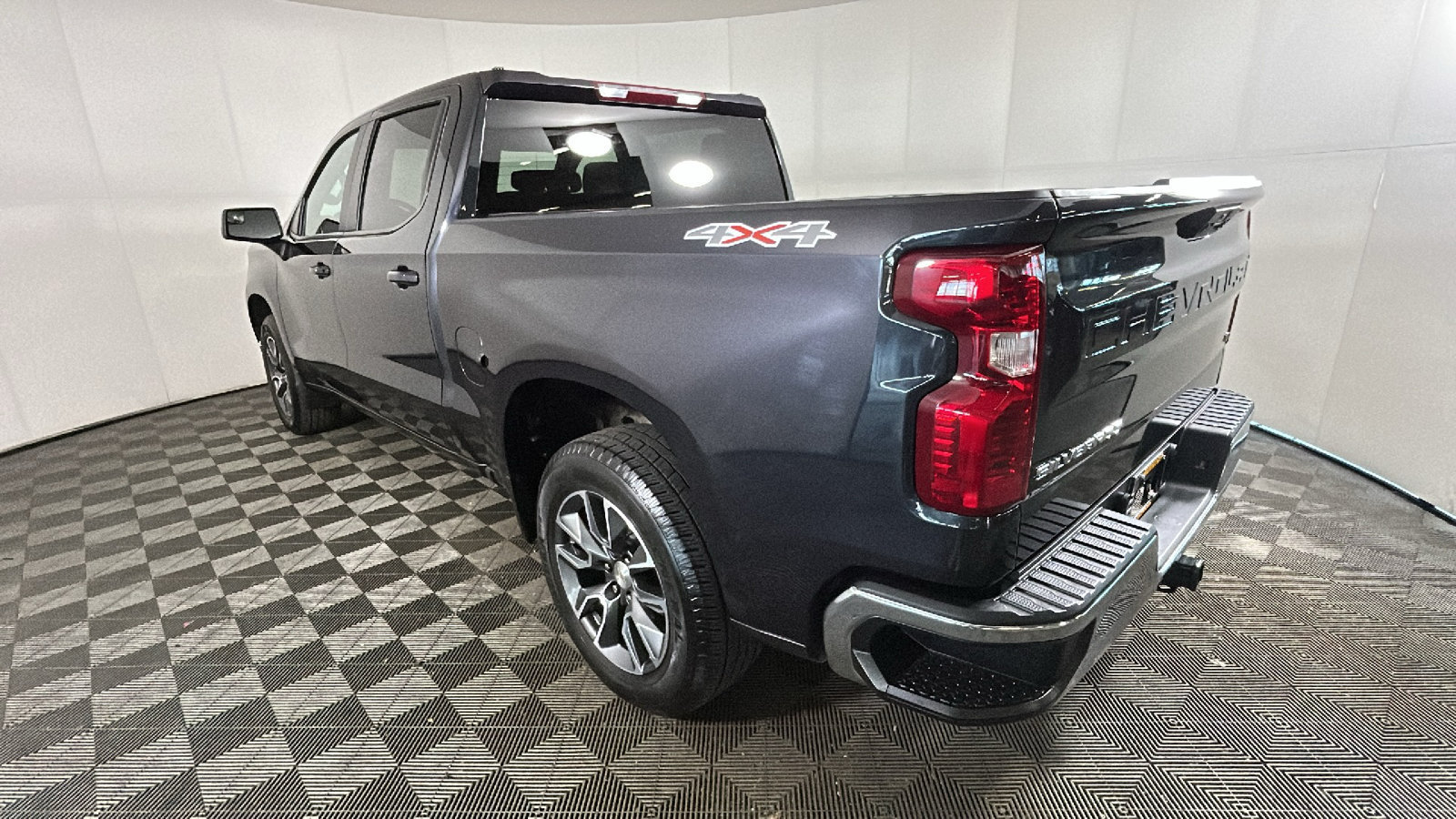 Used 2024 Chevrolet Silverado 1500 LT AWD/4WD image 5