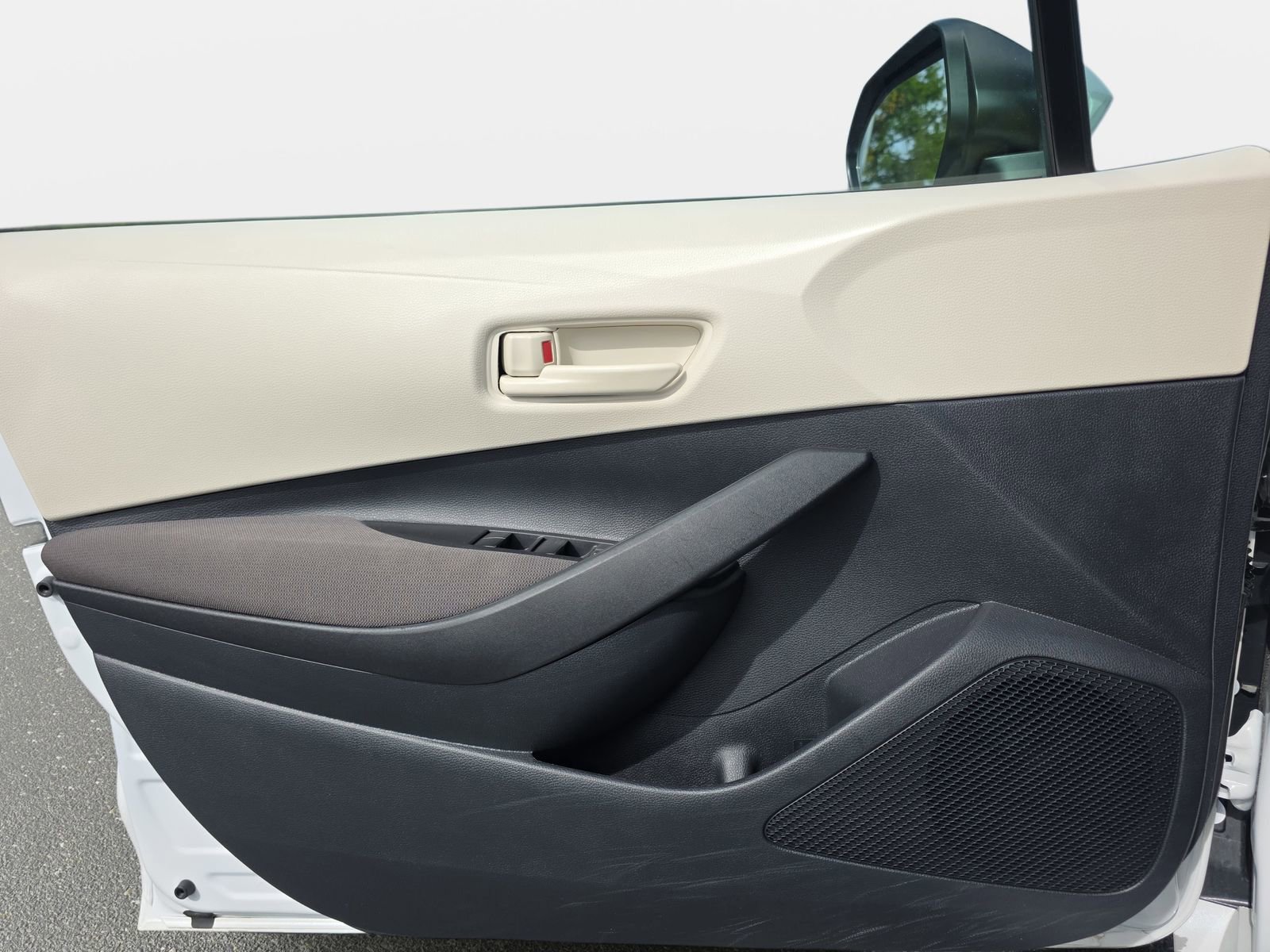 Used 2025 Toyota Corolla LE image 26