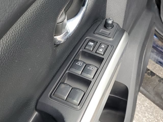 Used 2017 Nissan Titan SV AWD/4WD image 11