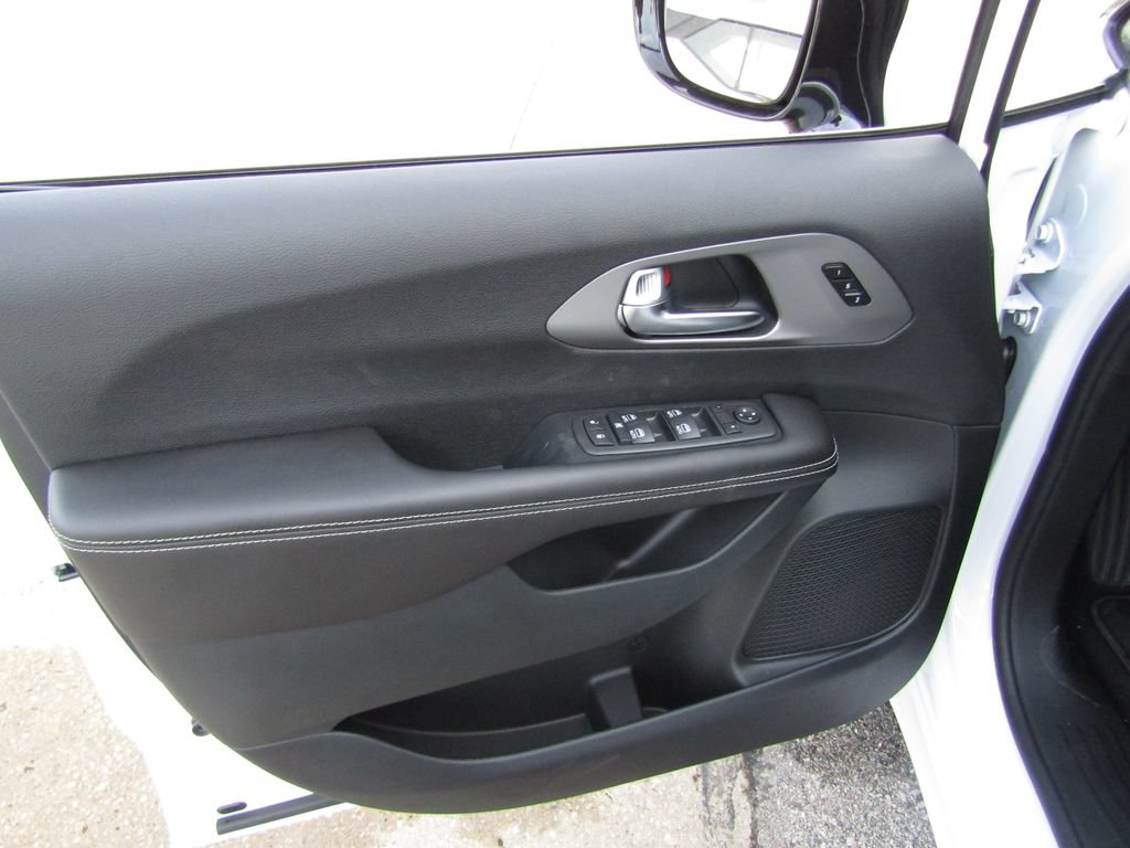 New 2027 Chrysler Pacifica Select FWD image 21
