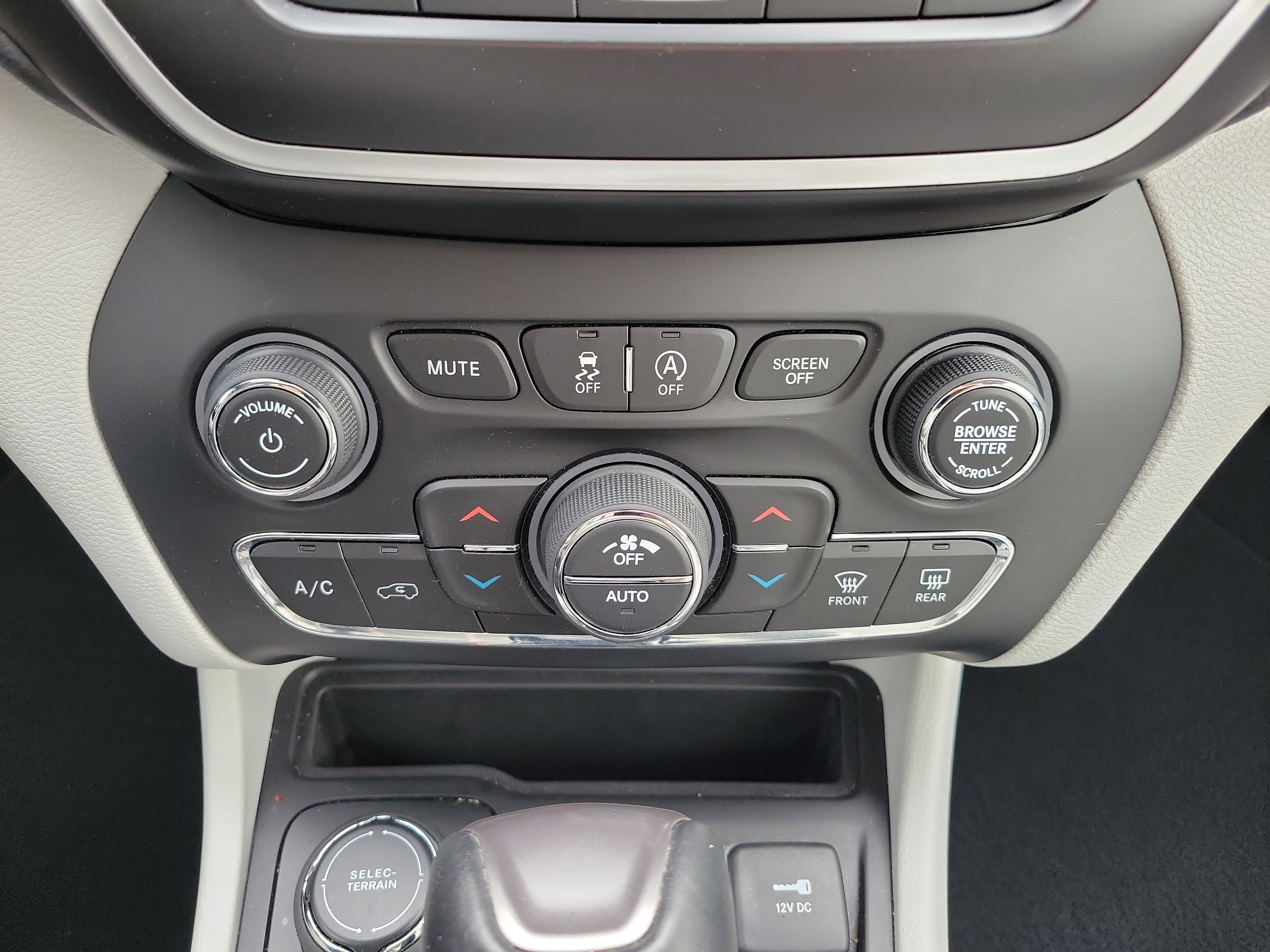 Used 2021 Jeep Cherokee Latitude Lux w/ Sun & Sound Group image 36