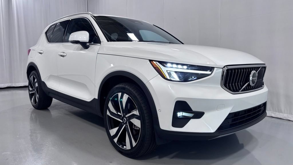 Used 2024 Volvo XC40 B5 Plus w/ Protection Package Premier AWD/4WD image 4