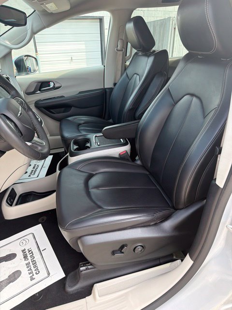 Used 2023 Chrysler Pacifica Touring-L FWD image 16