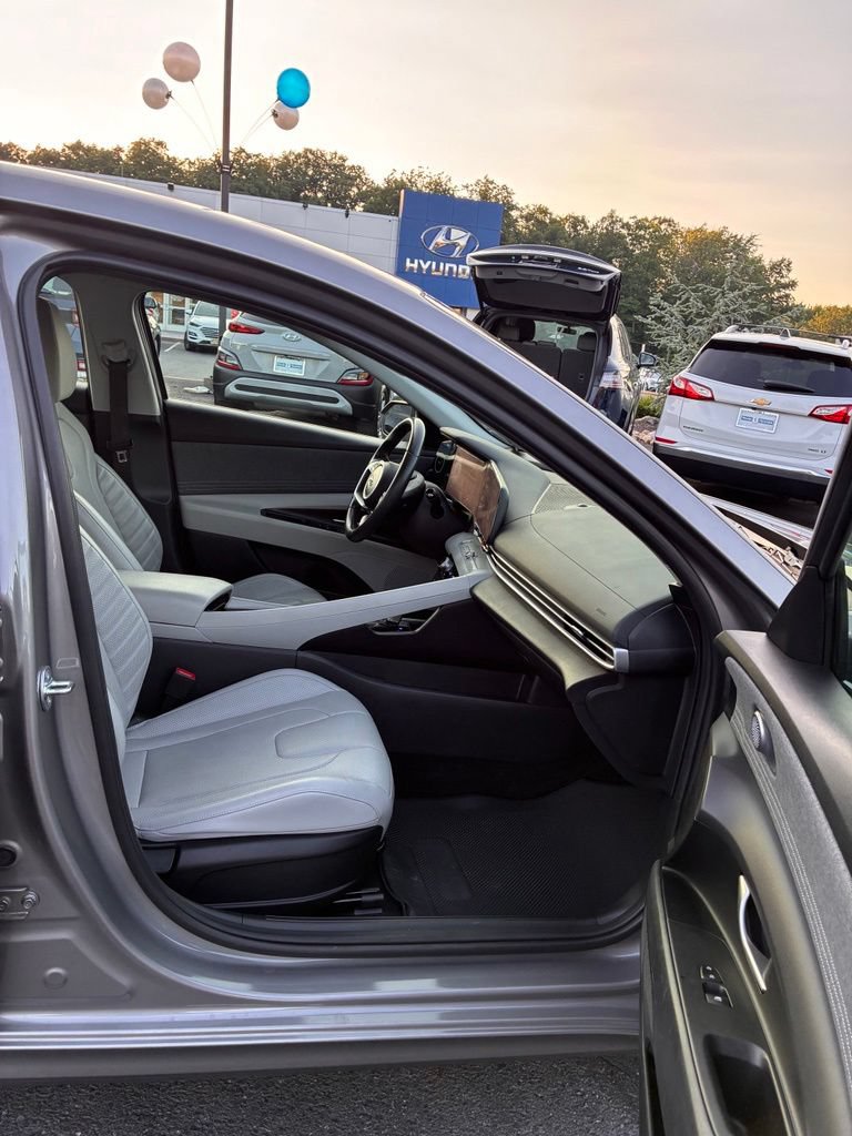 Used 2023 Hyundai Elantra Limited FWD image 18