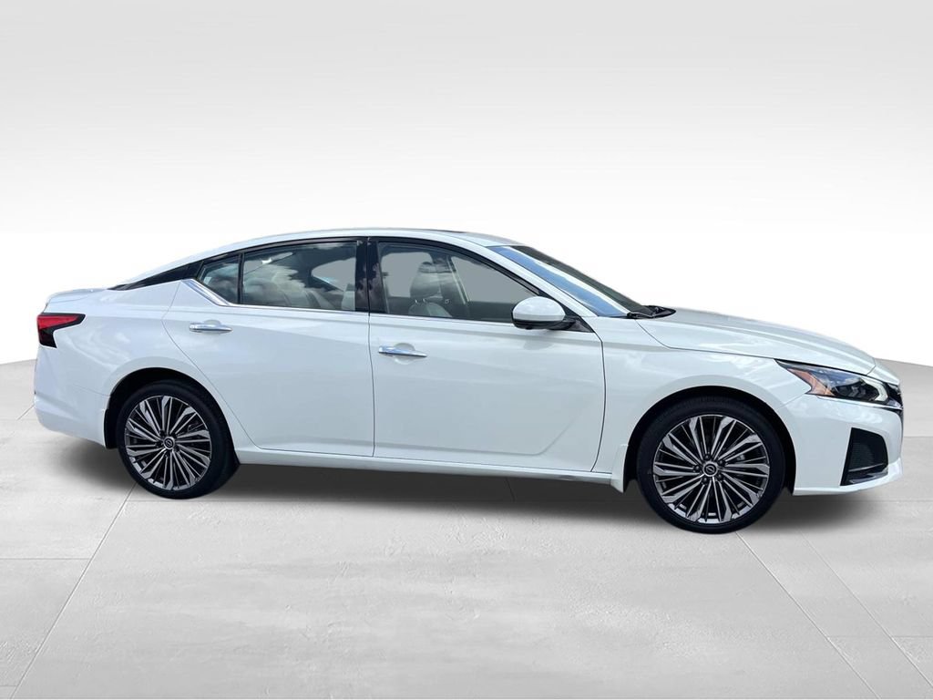 Used 2023 Nissan Altima 2.5 SL AWD/4WD image 2