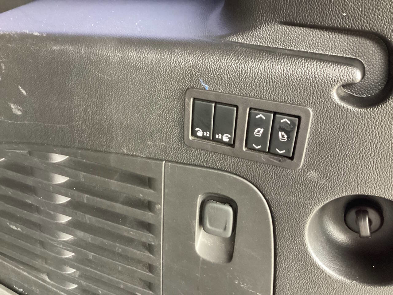 Used 2017 Cadillac Escalade ESV Luxury AWD/4WD image 29