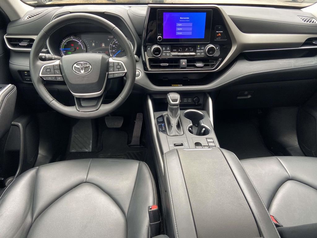 Used 2024 Toyota Highlander XLE image 12