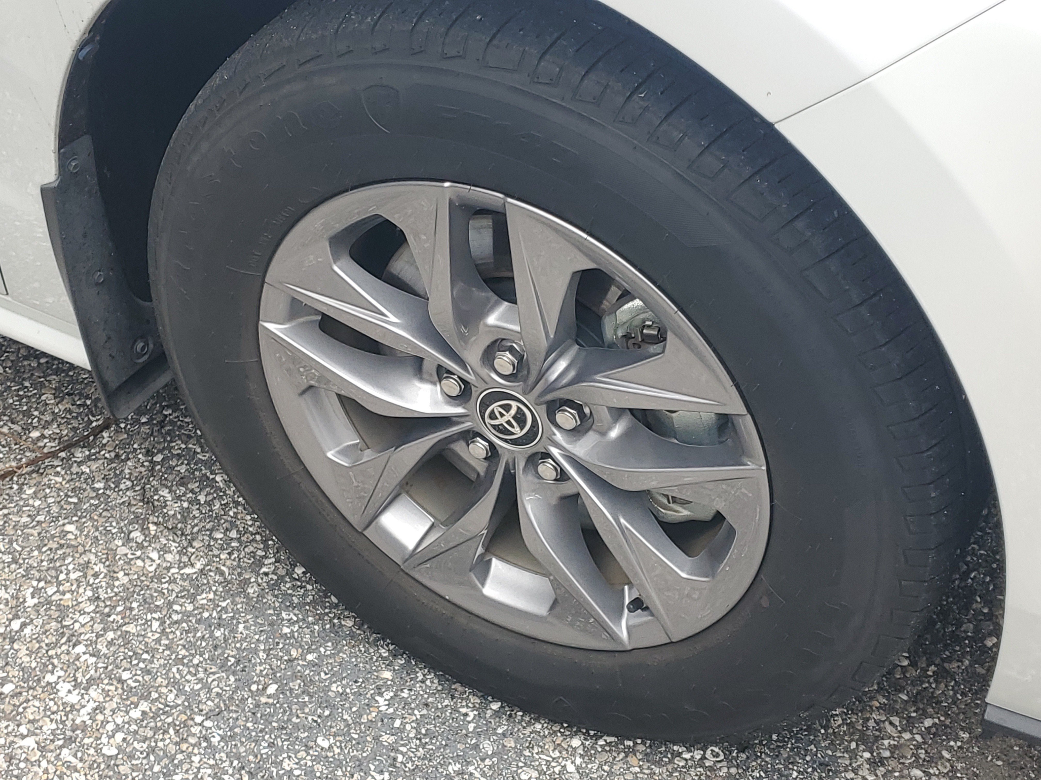 Used 2025 Toyota Sienna XLE FWD image 2