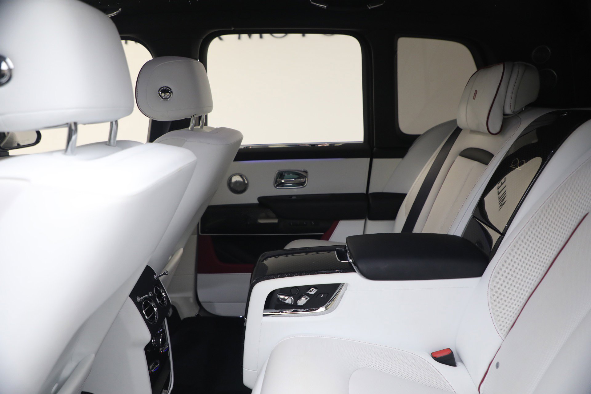 Certified 2025 Rolls-Royce Cullinan Black Badge image 25